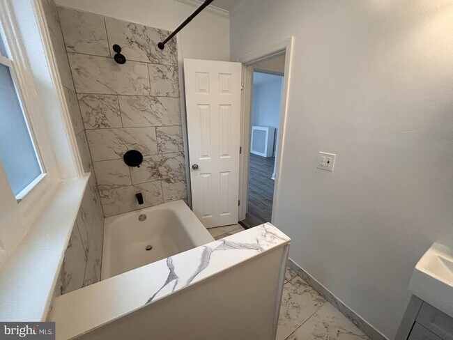 Building Photo - 1067 S Clinton Ave