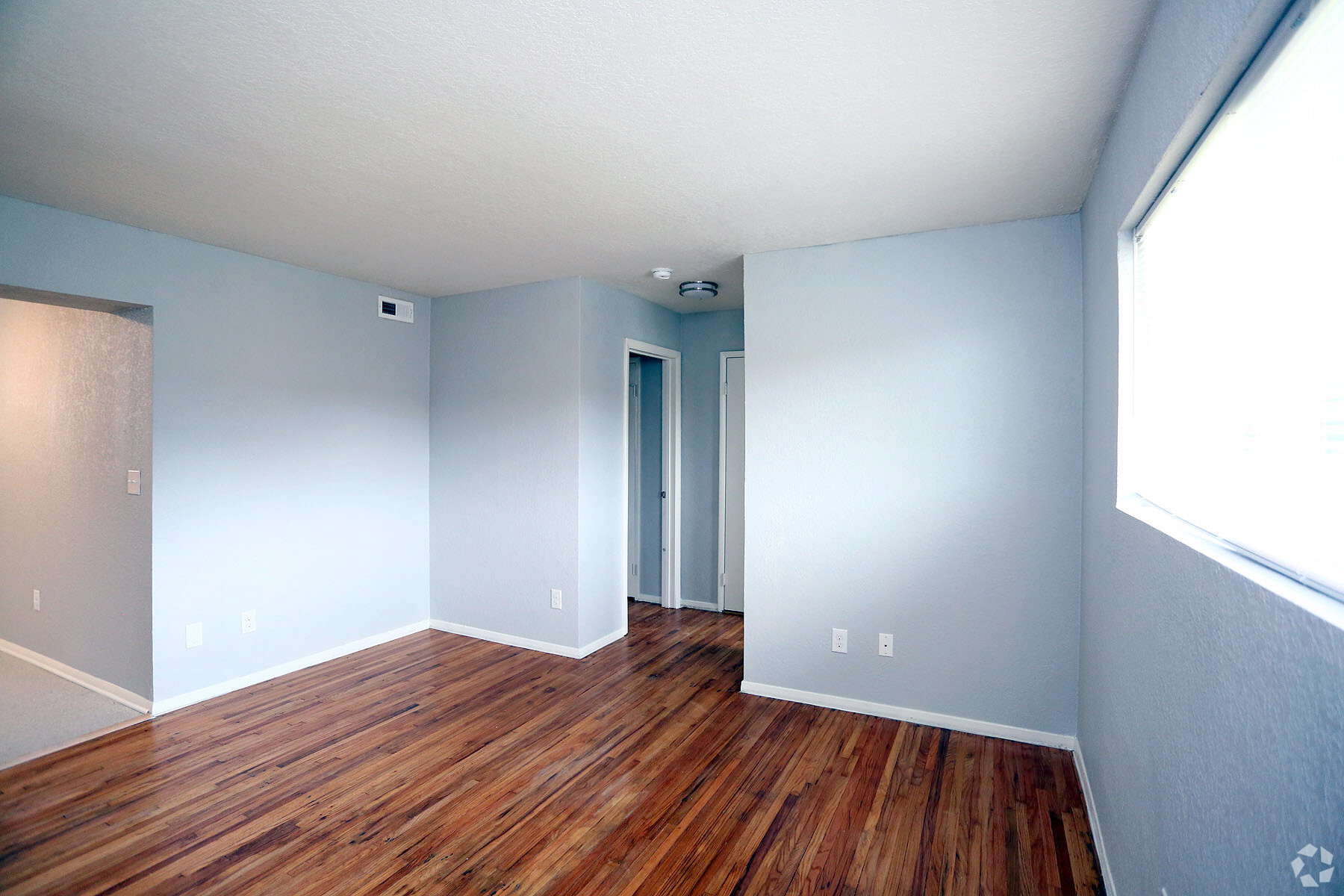 1BR,1BA,-530SF_Living Room - Soundview Townhomes