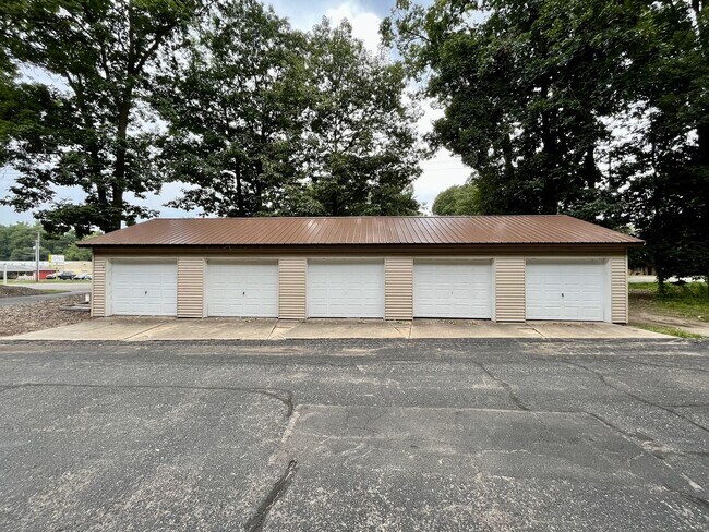 Building Photo - Two Bedroom Townhouse in Portage