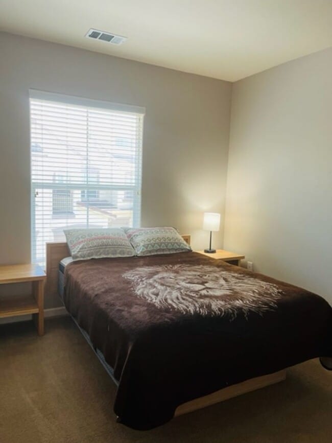 Building Photo - Beautiful Tri-Level Condominium in Gated Elk Grove Community!