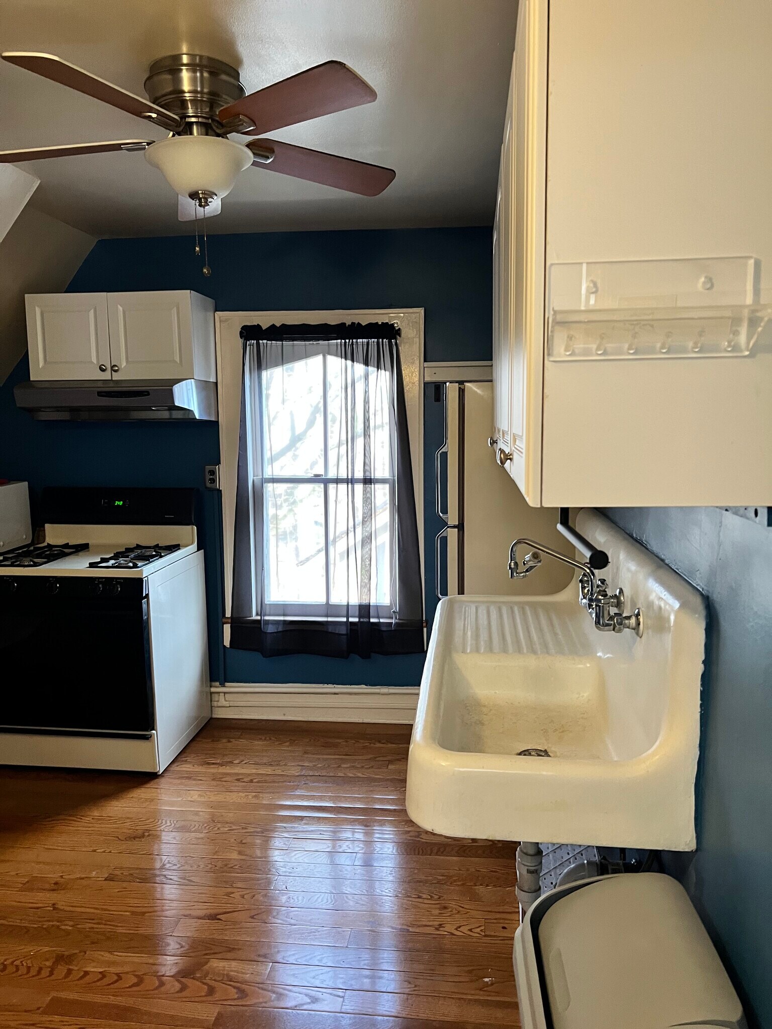 Kitchen - 136 E 9th St