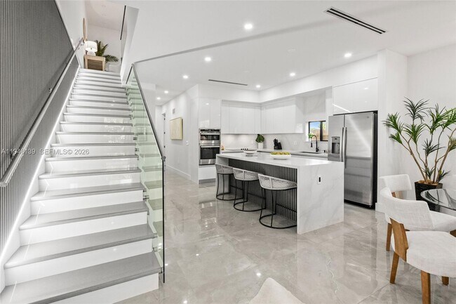 Building Photo - 325 SW 16th St