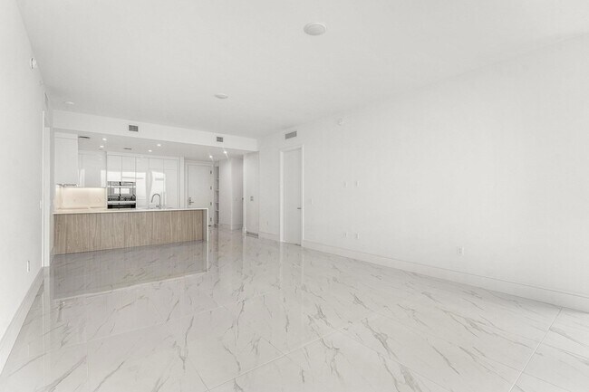 Building Photo - 220 Lake Shore Dr