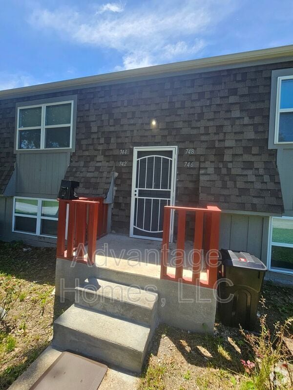 Building Photo - 746 N 70th St
