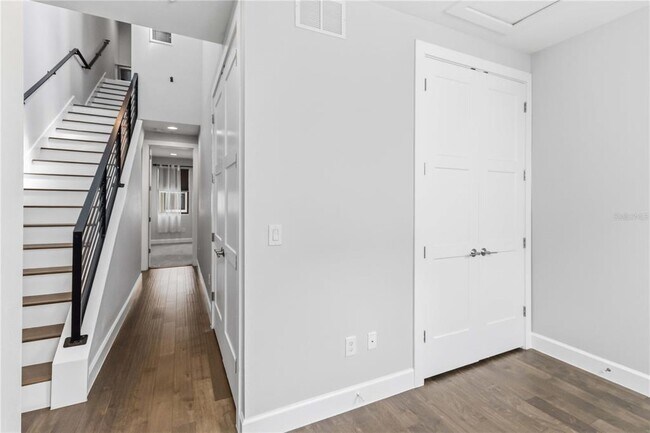 Building Photo - 1332 W Gray St