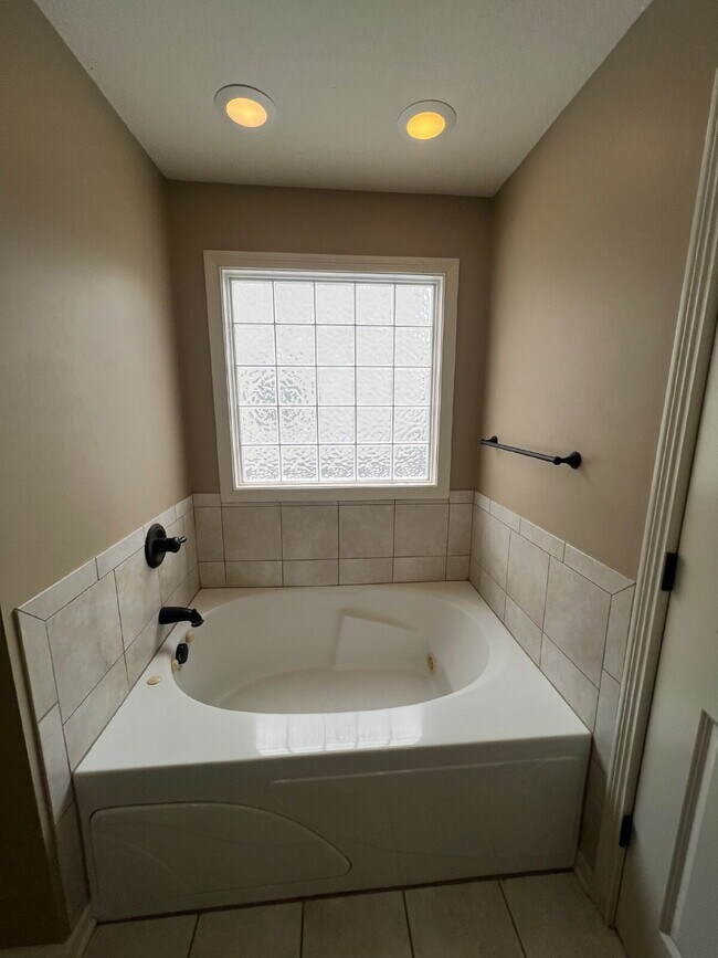 Building Photo - 3462 Southwood Dr