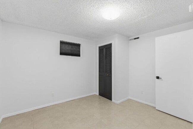 Building Photo - Charming Basement Apartment with Modern Finishes and Flat-Rate Utilities