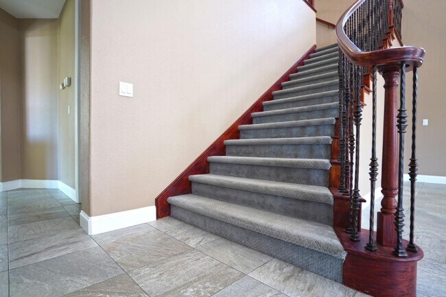 Building Photo - 1074 Vineyard Dr