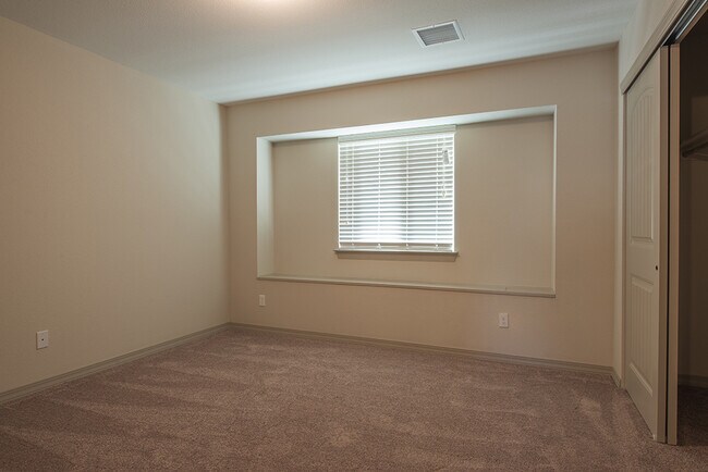 Building Photo - ELEGANT EASTSIDE PROPERTY