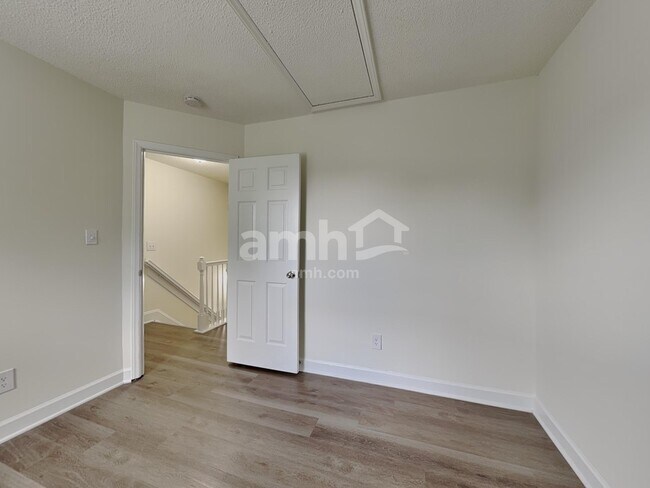 Building Photo - 105 Village Club Ln