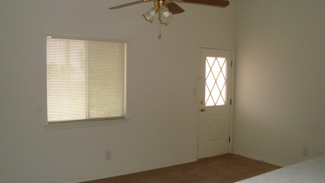 Building Photo - West El Paso 4 bed refrig A/C Home