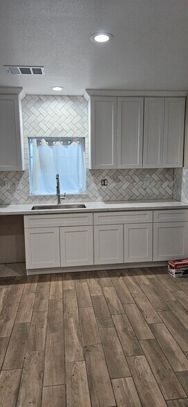 Building Photo - 3139 E Lyell Ave