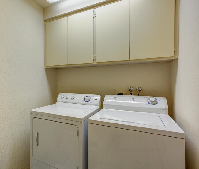 Building Photo - 709 Vista Lago Cir N