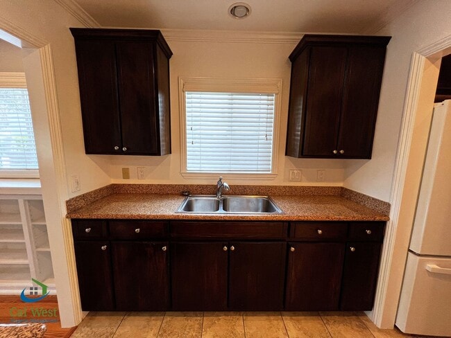 Building Photo - $4000 Beautiful Cottage Style 2 Bed 1 Bath...