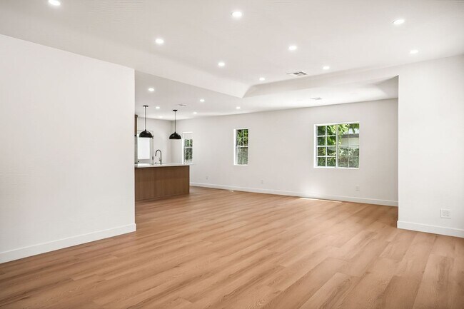 Building Photo - 4702 Kraft Ave