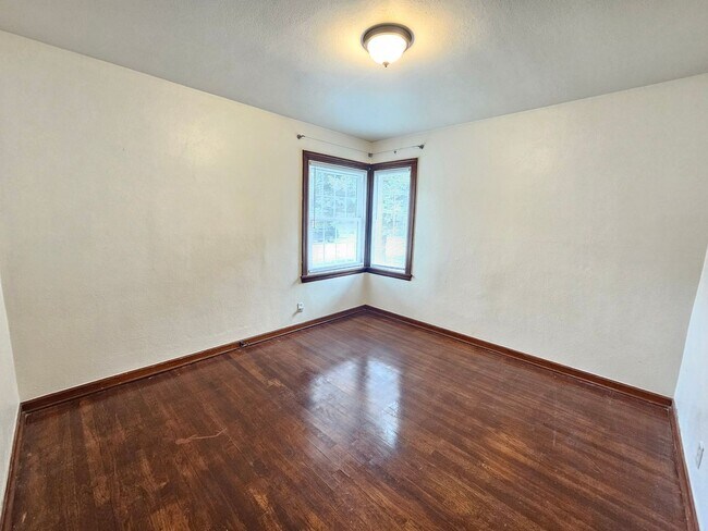Building Photo - $2,300 - 4 Bed / 2 Bath Charming Home In P...