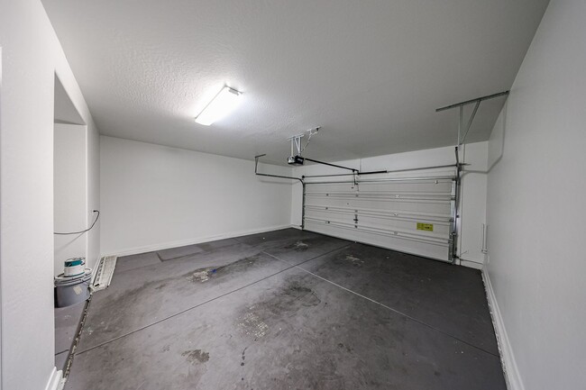 Building Photo - Welcome to this spacious 4 bedroom, 2.5 ba...