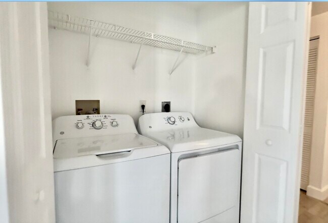 Building Photo - 630 S Sapodilla Ave