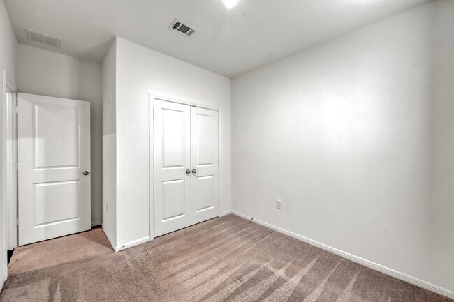 Building Photo - 16435 Big Hickory Dr