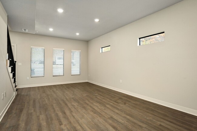 Building Photo - Three Bedroom Townhome with Large Unfinish...
