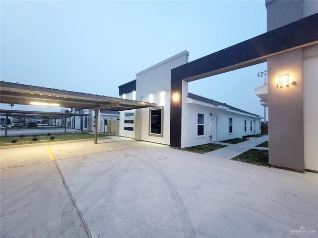 Building Photo - 17 West Dr