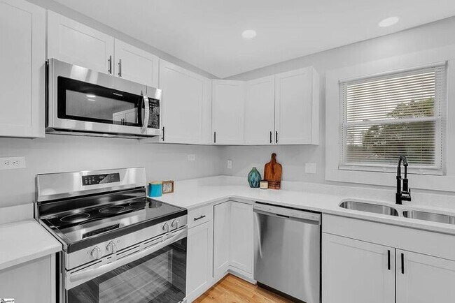 Building Photo - A 4-bedroom GEM!!