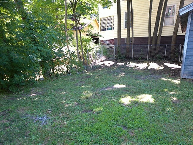 Building Photo - Available 8/1/26- Spacious and Open Two St...