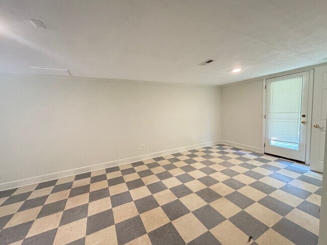 Building Photo - 2947 Baker Rd