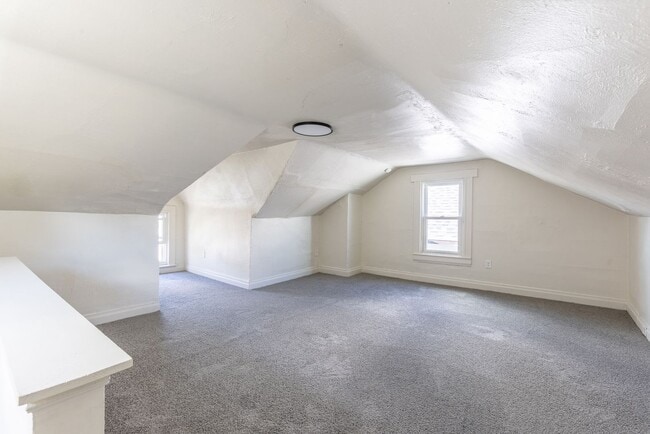 Building Photo - AVAILABLE OCTOBER 15th - Quirky 3+ Bedroom...
