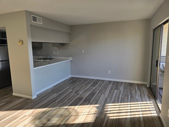 Building Photo - 308 Miracle Strip Pkwy SW