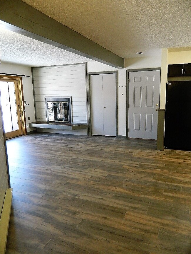 Building Photo - 559 Rainbow Vlg