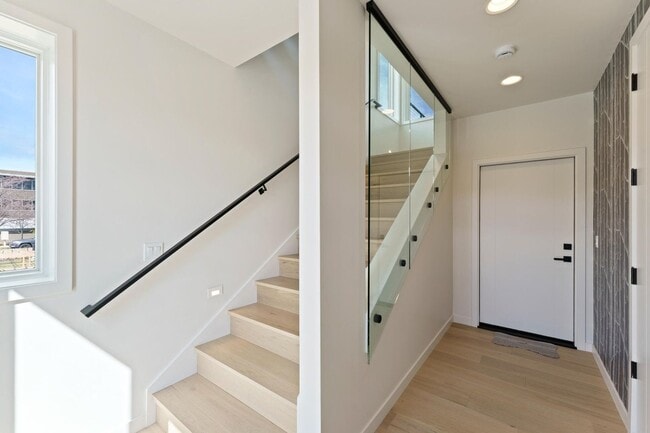 Building Photo - 4Bed 3.5 Bath - Views - Studio