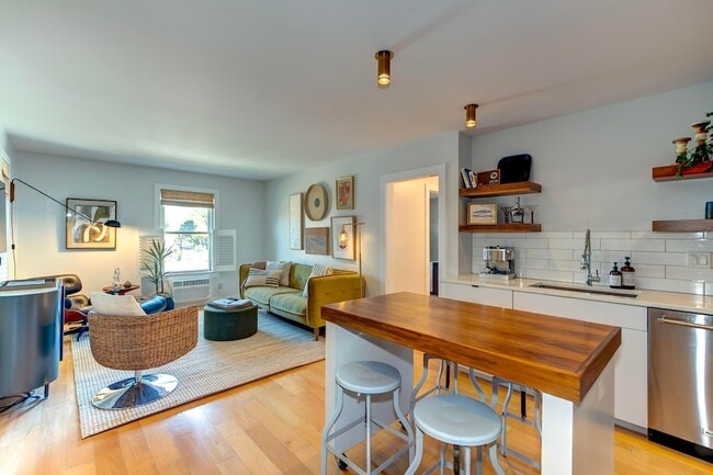 Building Photo - 2057 Middle St