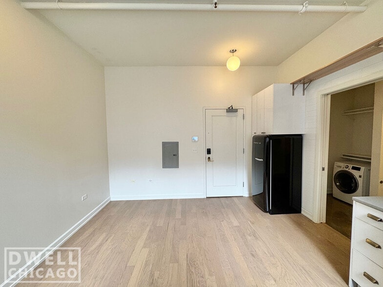 Building Photo - 102 W Chicago Ave