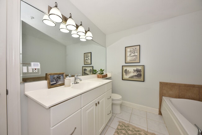 Building Photo - 1515 N Van Buren St