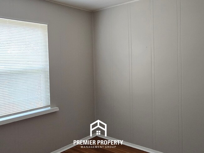 Building Photo - Charming 3BR St. Louis Home w/ Hardwood Floors, Dining Room & Garage