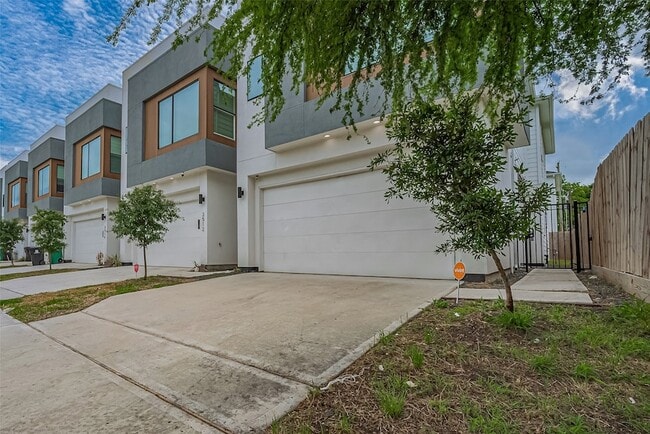 Building Photo - 3510 Hadley St