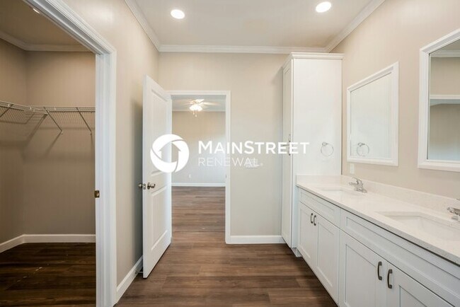 Building Photo - 4 Bedroom Pet-Friendly Home in St. Petersburg, FL with Main Street Renewal