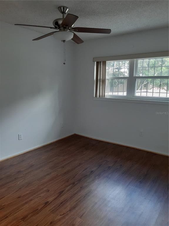 Building Photo - 824 Town Cir