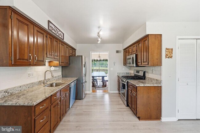 Building Photo - 9809 Sunset Dr