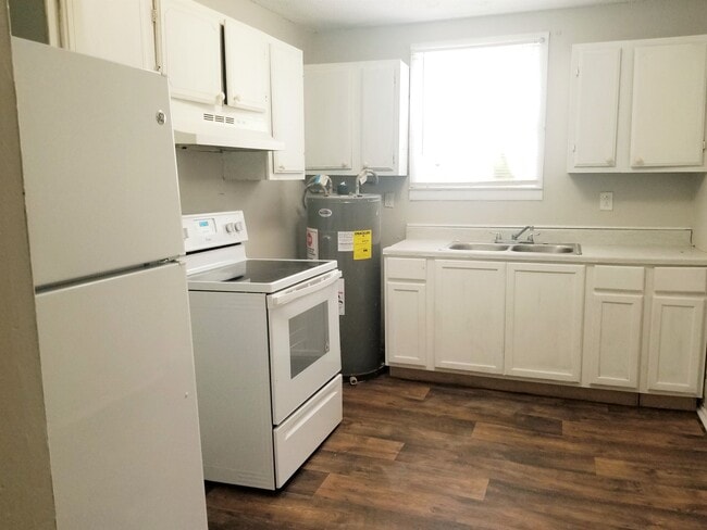 Building Photo - CHARMING TWO BEDROOM HOME MOVE-IN READY!!!