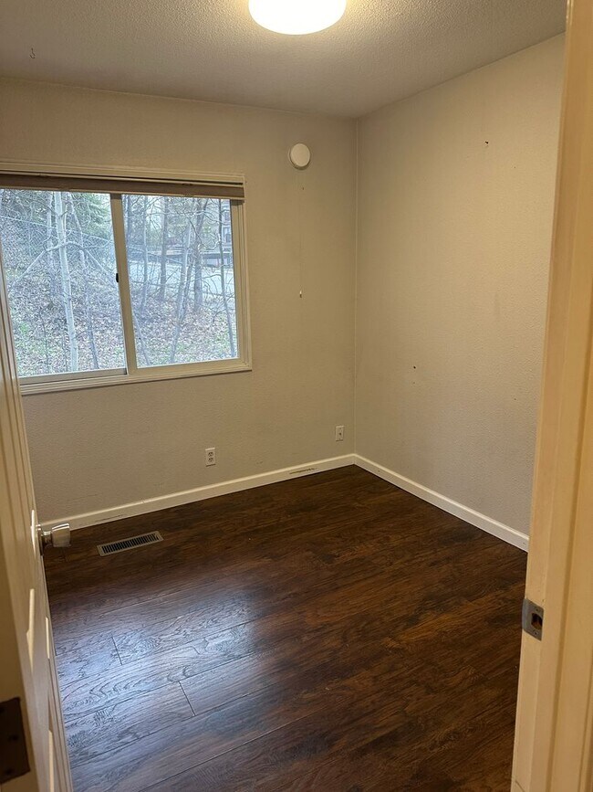 Building Photo - 3 Bedroom/1.5 Bath w/partial Mountain Views
