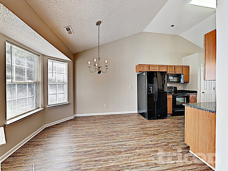 Building Photo - 218 Glencroft Dr