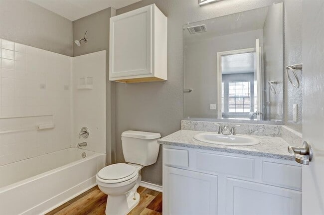 Building Photo - 5913 Silver Screen Dr