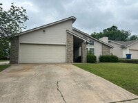 Building Photo - South Tulsa gem!