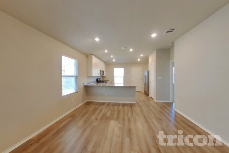 Building Photo - 5205 Saddle Clb Dr