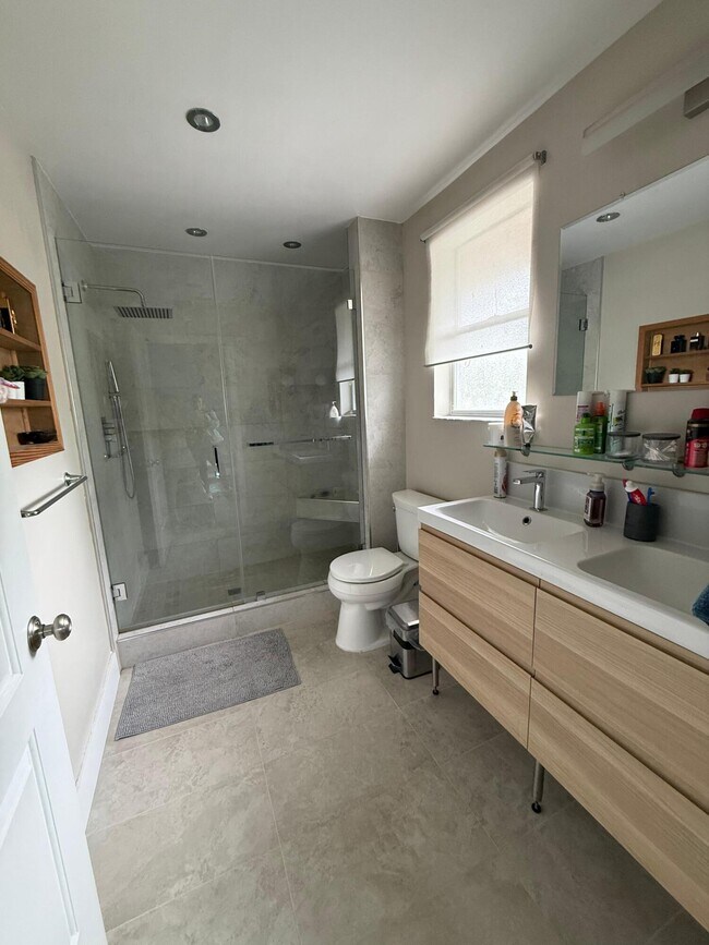 Building Photo - 1120 W Lakes Dr