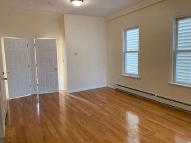 Building Photo - 16 Che