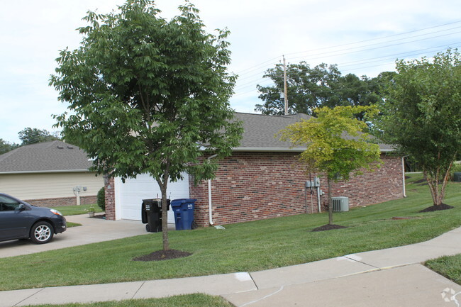 Building Photo - Hickory Hollow
