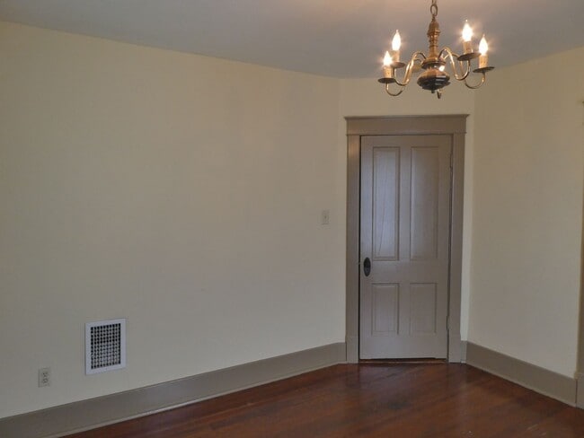 Building Photo - 3 Bedroom House Downtown & Walking Distance to Columbia College